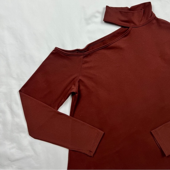 Abercrombie & Fitch Seamless Asymmetrical Cutout Top - Picture 3 of 6